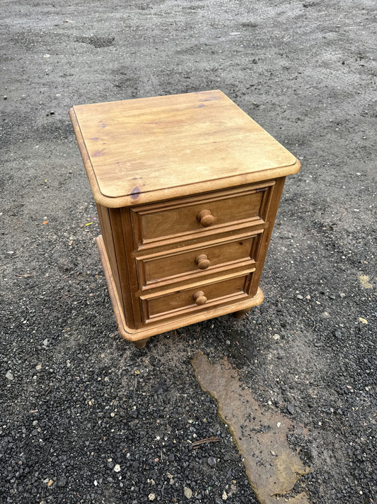 Small pine chest of drawers c. 1980